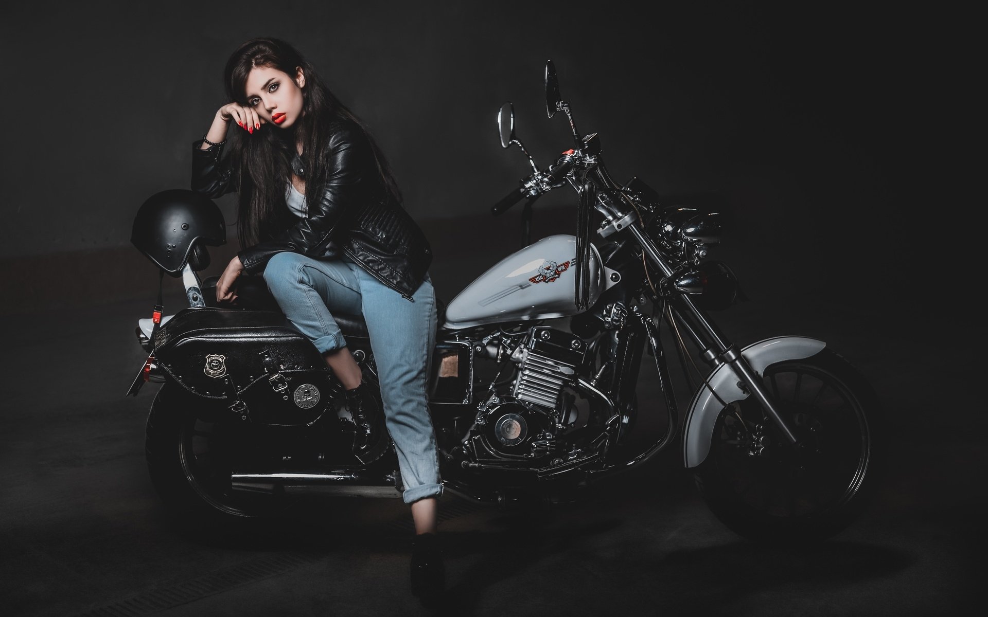 Biker girls: style and drive brings the glow — live moments in Ljubljana